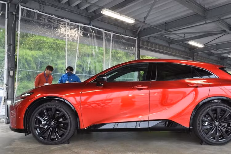 Theo tin đồn, hãng Toyota dự định chỉ bán bản Z cao cấp nhất với trang bị đầy đủ trước. Sau đó, hãng sẽ bổ sung những phiên bản thấp hơn và rẻ hơn cho Crown Sport tại thị trường Nhật Bản trong tương lai. Nếu tin đồn này là đúng sự thật thì sức bán của xe có thể sẽ được cải thiện.