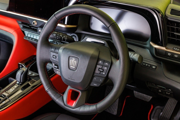 Theo thông lệ, các đại lý Toyota ở Nhật Bản cũng áp dụng hình thức quay xổ số để quyết định ai có thể đặt mua Toyota Crown Sport 2024 mới trong ngày đầu tiên mở bán. Sau đó, các đại lý mới áp dụng phương pháp bán hàng theo thứ tự đặt cọc.