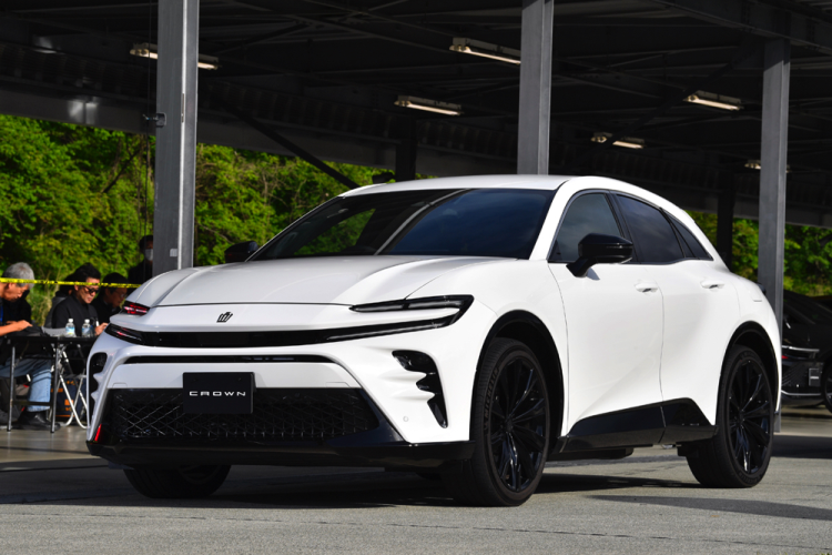 Vào hôm 6/10/2023 vừa qua, hãng Toyota đã chính thức tung mẫu xe Crown Sport ra thị trường Nhật Bản. Đây là 1 trong 4 phiên bản của dòng Toyota Crown thế hệ mới. Cũng vào thời điểm trên, hãng Toyota đã bắt đầu nhận cọc cho mẫu SUV hạng trung này.
