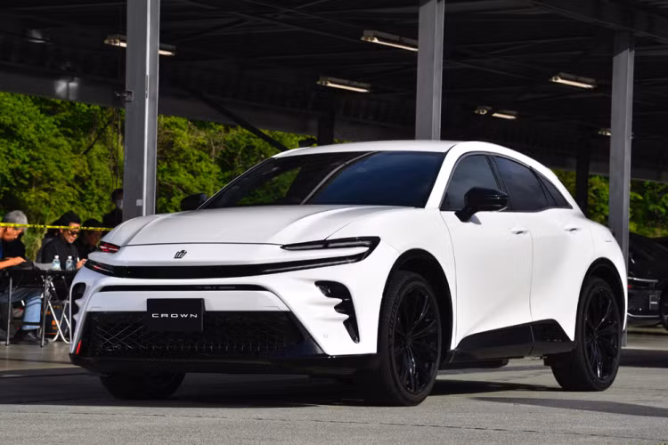 Vào hôm 6/10/2023 vừa qua, hãng Toyota đã chính thức tung mẫu xe Crown Sport ra thị trường Nhật Bản. Đây là 1 trong 4 phiên bản của dòng Toyota Crown thế hệ mới. Cũng vào thời điểm trên, hãng Toyota đã bắt đầu nhận cọc cho mẫu SUV hạng trung này.