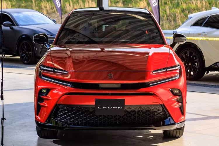 Bản thân đại lý cũng không thể chắc chắn về thời điểm giao xe. Đại lý cho biết thời gian giao xe cho khách hàng đặt mua Toyota Crown Sport 2024 vào thời điểm này sẽ là sau tháng 4/2024. Trong khi đó, những chiếc xe được sản xuất từ cuối năm nay đến tháng 3/2024 đều đã có người đặt mua.