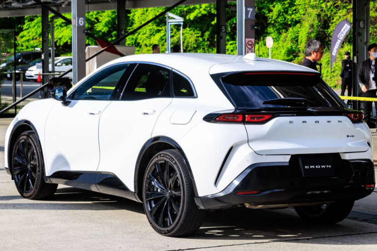 Tuy nhiên, có vẻ như Toyota Crown Sport 2024 không bán chạy như kỳ vọng của hãng và đại lý. Sau hơn 10 ngày, lượng đơn đặt cọc của khách hàng Nhật Bản dành cho mẫu xe này chỉ đạt khoảng 60%.