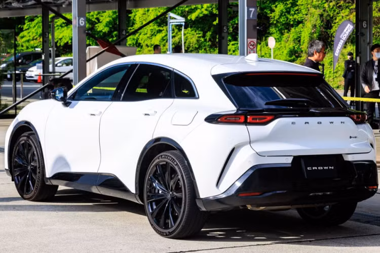 Tuy nhiên, có vẻ như Toyota Crown Sport 2024 không bán chạy như kỳ vọng của hãng và đại lý. Sau hơn 10 ngày, lượng đơn đặt cọc của khách hàng Nhật Bản dành cho mẫu xe này chỉ đạt khoảng 60%.