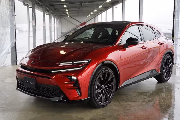 Nếu cộng thêm những trang bị tùy chọn như cửa sổ trời toàn cảnh Panorama và gói tính năng dành cho xứ lạnh, mẫu SUV hạng trung này có thể sở hữu giá bán lên đến từ 6,2 - 6,3 triệu Yên (1,01 - 1,026 tỷ đồng). So với người anh em Toyota Crown Crossover có giá từ 4,35 - 6,4 triệu Yên, mẫu xe này đắt hơn đáng kể.