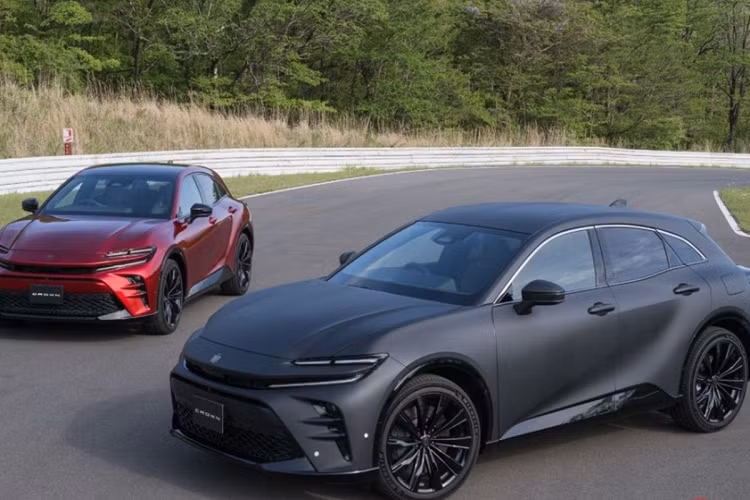 Kết quả thấp hơn dự đoán đã khiến các đại lý Toyota ở Nhật Bản phải trực tiếp liên hệ với những khách hàng tiềm năng để hỏi xem họ có muốn mua Toyota Crown Sport 2024 hay không. Trên thực tế, Toyota Crown Sport 2024 là mẫu xe nhận được rất nhiều sự chú ý sau khi ra mắt nhờ thiết kế có nét tương đồng với siêu xe Ferrari Purosangue.