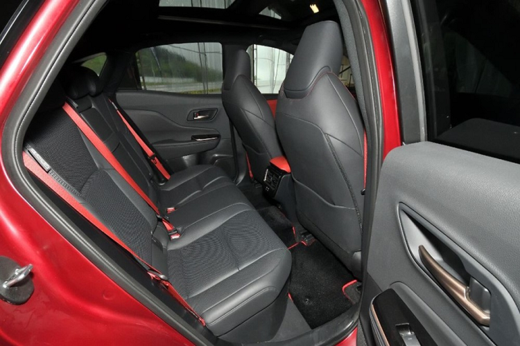 Hãng Toyota hiện chưa công bố thông số động cơ cụ thể của mẫu xe này. Chỉ biết rằng, xe sẽ tiêu thụ lượng xăng trung bình chỉ 21,3 km/lít (khoảng 4,69 lít/100 km). Xe sẽ có cả phiên bản dẫn động 1 cầu và 2 cầu.