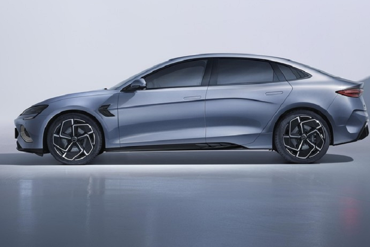 Hiện tại, chiếc xe ôtô điện cỡ trung của BYD, Seal Champion Edition, đã chính thức ra mắt với tổng cộng 5 cấu hình, mức giá xe BYD Seal Champion Edition dao động từ 189.800 nhân dân tệ đến 279.800 nhân dân tệ (tương đương 664 triệu đồng đến 949 triệu đồng).