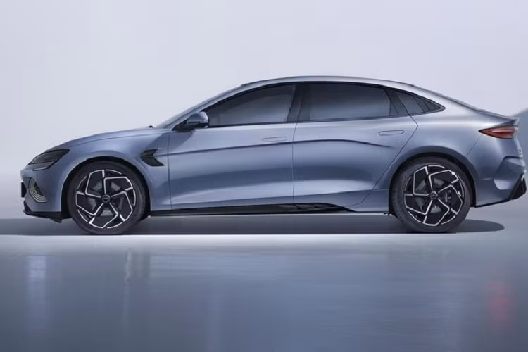 Hiện tại, chiếc xe ôtô điện cỡ trung của BYD, Seal Champion Edition, đã chính thức ra mắt với tổng cộng 5 cấu hình, mức giá xe BYD Seal Champion Edition dao động từ 189.800 nhân dân tệ đến 279.800 nhân dân tệ (tương đương 664 triệu đồng đến 949 triệu đồng).