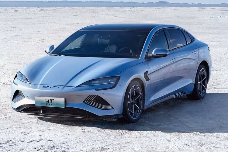 Còn tại quê nhà, hãng xe BYD của ông Wang Chuanfu vừa mới cho ra mắt phiên bản Seal Champion Edition 2023 với những nâng cấp nhẹ ở ngoại thất, bên trong khoang lái, nhằm để mang đến những trải nghiệm mới hơn, dành cho các khách hàng yêu thích dòng xe BYD Seal. Hiện BYD Seal Champion Edition 2023 mới tại Trung Quốc sạc 1 lần chạy được 770 km, có ghế bọc da Alcantara và giá bán từ 644 triệu đồng