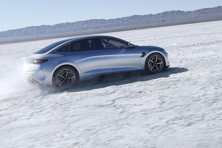 Về ngoại hình, BYD Seal Champion Edition vẫn áp dụng ý tưởng thiết kế hoàn toàn mới của dòng BYD Ocean, mặt trước hình dạng khép kín kết hợp với đèn LED góc, vì là xe điện, nên Seal Champion Edition không cần phải có lưới tản nhiệt, nhưng hãng xe BYD đã làm cho mặt tiền của xe bớt đơn điệu nhờ vào 2 hốc gió bên hông có các viền trắng hay cản trước thể thao. 