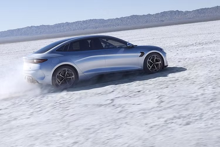 Về ngoại hình, BYD Seal Champion Edition vẫn áp dụng ý tưởng thiết kế hoàn toàn mới của dòng BYD Ocean, mặt trước hình dạng khép kín kết hợp với đèn LED góc, vì là xe điện, nên Seal Champion Edition không cần phải có lưới tản nhiệt, nhưng hãng xe BYD đã làm cho mặt tiền của xe bớt đơn điệu nhờ vào 2 hốc gió bên hông có các viền trắng hay cản trước thể thao. 