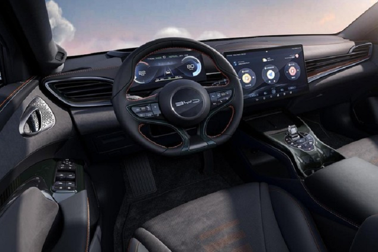 Tiến vào bên trong khoang lái, BYD Seal Champion Edition có ghế ngồi và vô-lăng bọc da cao cấp, riêng bản dẫn động 4 bánh còn có da Alcantara rất thể thao, đắt tiền, chưa hết, chiếc xe này còn có cả kính sau riêng tư và giá để cốc nâng hạ bệ tỳ tay, sang hơn hẳn so với bản tiêu chuẩn.