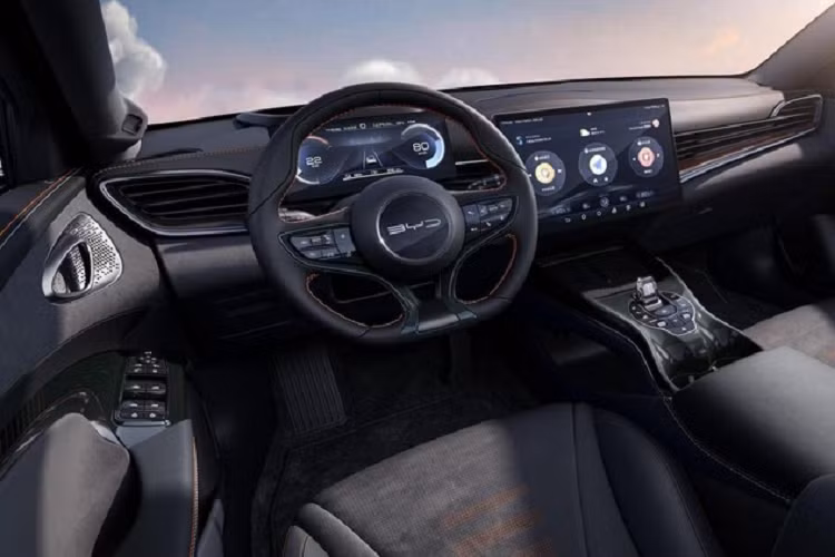 Tiến vào bên trong khoang lái, BYD Seal Champion Edition có ghế ngồi và vô-lăng bọc da cao cấp, riêng bản dẫn động 4 bánh còn có da Alcantara rất thể thao, đắt tiền, chưa hết, chiếc xe này còn có cả kính sau riêng tư và giá để cốc nâng hạ bệ tỳ tay, sang hơn hẳn so với bản tiêu chuẩn.