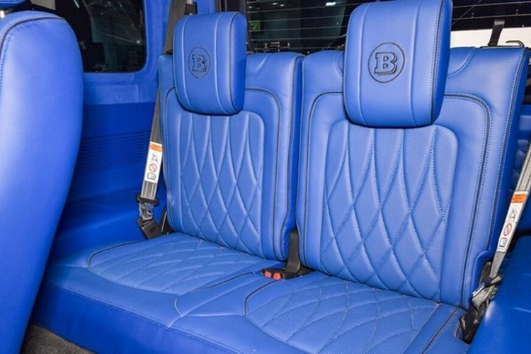 Ngoài ra còn có cánh gió sau cỡ lớn bằng vật liệu sợi carbon, hộp đựng bánh dự phòng hiệu Brabus và cụm đèn hậu mới. Ở bên trong, cabin chiếc Suzuki Jimny được bọc lại hoàn toàn bằng da màu xanh dương, đồng thời có thêm logo Brabus ở vô lăng, các ghế.