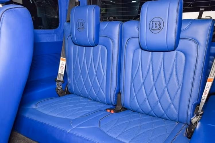 Ngoài ra còn có cánh gió sau cỡ lớn bằng vật liệu sợi carbon, hộp đựng bánh dự phòng hiệu Brabus và cụm đèn hậu mới. Ở bên trong, cabin chiếc Suzuki Jimny được bọc lại hoàn toàn bằng da màu xanh dương, đồng thời có thêm logo Brabus ở vô lăng, các ghế.