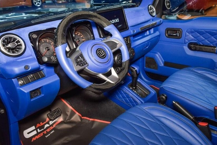 Nắp capo power dome có khe hút gió và thanh LED tăng sáng được đặt ở nóc xe. Một số nâng cấp khác gồm: bộ vành chắn bùn, mâm xe Brabus và bậc cửa cỡ lớn.