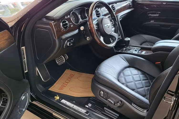 Xe cũ thường mất giá theo năm tháng nhưng với những chiếc xe giới hạn của Ferrari, Lamborghini hay Bentley, dường như càng để lâu, giá trị càng tăng. Chẳng hạn chiếc xe siêu sang Bentley Mulsanne Le Mans Edition chỉ có 1 chiếc tại Việt Nam, tại thời điểm chúng tôi viết bài, xe đang được chào bán hơn 11 tỷ đồng, tức tăng 1 tỷ đồng so với năm ngoái chỉ hơn 10 tỷ đồng.