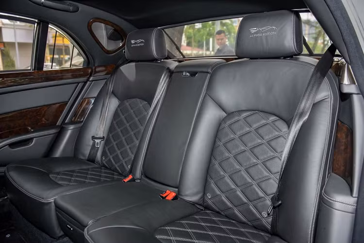 Như vậy, muốn phân biệt Bentley Mulsanne Le Mans Edition với bản tiêu chuẩn, Speed hay 1 số bản khác, chỉ cần nhìn vào đúng ống xả của xe.