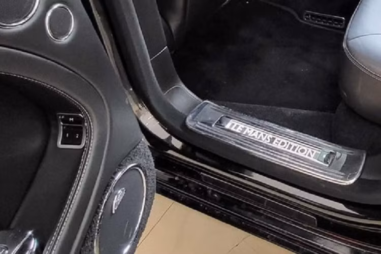 Trường hợp chiếc xe siêu sang Bentley Mulsanne Le Mans Edition độc nhất Việt Nam có số 22/48, con số 22 rất đẹp, nó mang ý nghĩa mãi mãi, là số cặp đẹp nhất tính từ 1 đến 48. Xe có ghế ngồi màu tối, thuộc bản 5 chỗ nhưng ghế giữa của hàng ghế phía sau phù hợp hơn cho trẻ em ngồi, vì nó sẽ thoải mái so với người lớn, nếu chỉ có 2 người ngồi, bạn có thể hạ bậc tỳ tay xuống.