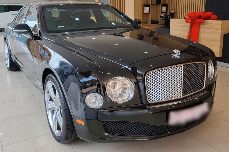 Trước khi hãng xe siêu sang Anh quốc công bố chính thức không sản xuất Bentley Mulsanne, các đại gia Việt đã sở hữu đâu đó trên 65 xe với nhiều phiên bản khác nhau, nhưng có lẽ ít người biết đến sự hiện diện của Bentley Mulsanne Le Mans Edition đặc biệt, mẫu xe siêu sang chỉ được hãng xe Anh quốc sản xuất ra đúng 48 chiếc trên toàn thế giới và đã có một chiếc xuất hiện tại Việt Nam.