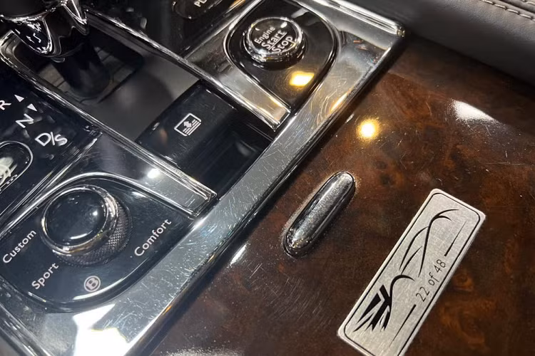 Những thay đổi đáng chú ý nhất của Bentley Mulsanne Le Mans Edition nằm trong khoang lái, chúng ta sẽ thấy ngay chi tiết nhận biết đầu tiên khi mở bất kỳ cánh cửa nào, lúc này, dòng chữ Le Mans Edition được thắp sáng trên bậc cửa của các cửa sẽ cho bạn biết đây là 1 trong 48 chiếc xe siêu sang Bentley Mulsanne Le Mans Edition được sản xuất toàn cầu.