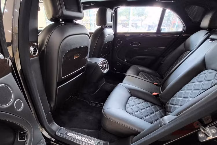 Đầu tiên là việc Bentley Mulsanne Le Mans Edition sở hữu bộ mâm 5 chấu, thiết kế cắt theo hình kim cương, được hoàn thiện với màu tối. Nhưng khác biệt nhất xin mời bạn sang phần đuôi xe, nơi Bentley Mulsanne Le Mans Edition thể hiện rất rõ chất riêng của mình.