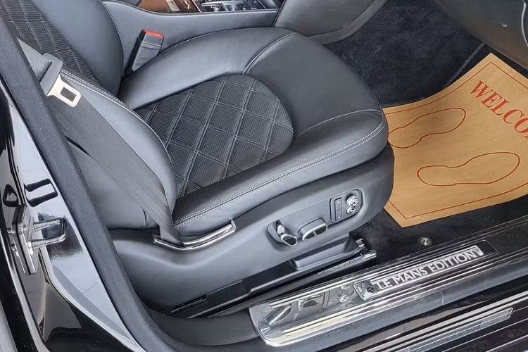 Tất cả các xe Bentley Mulsanne được sản xuất đều có ống xả oval, đây cũng là đặc điểm chính, để nhận diện so với Bentley Mulsanne Le Mans Edition, lý do là bản giới hạn có ống xả kép, hình răng cưa, rất cá tính và khác biệt, đó cũng là cảm hứng cho ống xả trên các xe Bentley Flying Spur bản V8 sau này.