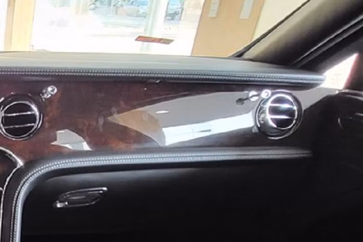 Tiếp đến, chỉ cần nhìn vào ghế ngồi sẽ thấy xe có các đường chỉ câu tương phản trên các khu vực chần kim cương của ghế, theo đó, là dòng chữ Le Mans Edition lại tiếp tục xuất hiện trong khoang lái, lần này có thêm hình ảnh 1 chiếc xe đua, tất cả đều được khâu chỉ màu trắng, trên tựa đầu ghế ngồi.