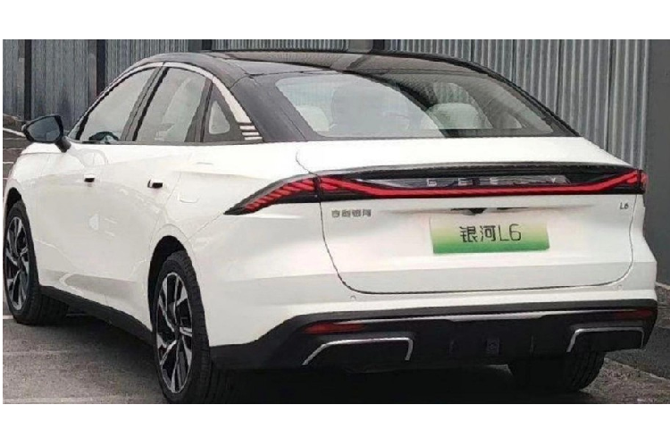 Nhìn vào chiếc xe sedan Geely Galaxy L6 mới, có thể dễ dàng thấy ngoại hình của nó áp dụng ngôn ngữ thiết kế kiểu gia đình mới nhất của dòng xe Geely Galaxy, chẳng hạn như tuy sử dụng hệ thống plug-in hybrid nhưng mặt trước vẫn được trang bị lưới tản nhiệt kín, giống các mẫu xe điện.