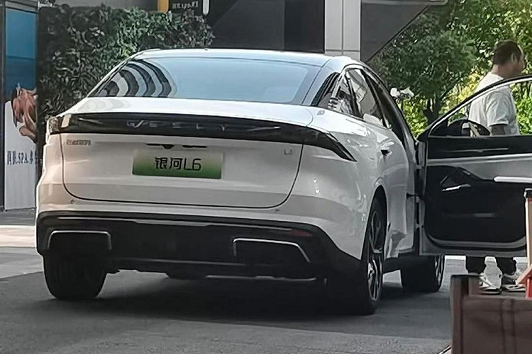 Mới đây, chiếc xe thứ 3 của họ, Geely Galaxy L6 2024 mới thuộc phân khúc sedan đã bị bắt gặp trên đường phố mà không bị che đậy bất kỳ chi tiết nào. Thậm chí, còn sợ nhiều người không biết xe gì, tấm bảng trước và sau xe còn ghi đầy đủ tên phiên bản Geely Galaxy L6.