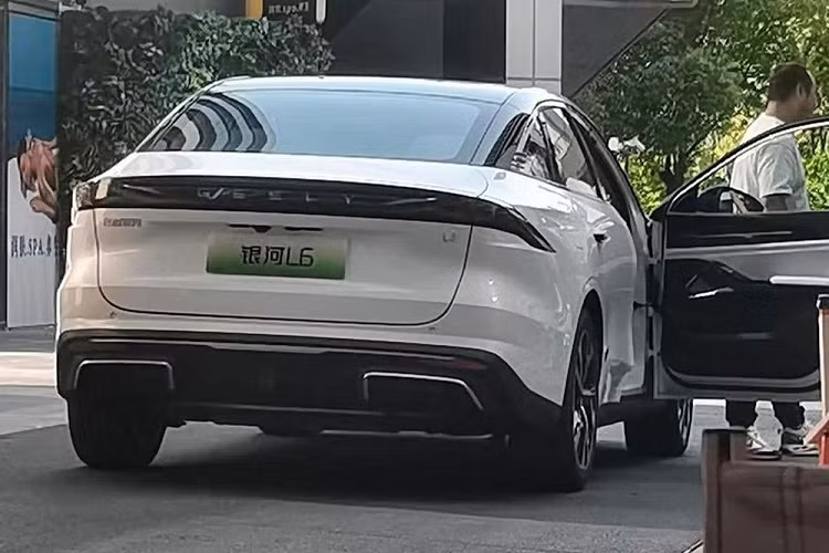 Mới đây, chiếc xe thứ 3 của họ, Geely Galaxy L6 2024 mới thuộc phân khúc sedan đã bị bắt gặp trên đường phố mà không bị che đậy bất kỳ chi tiết nào. Thậm chí, còn sợ nhiều người không biết xe gì, tấm bảng trước và sau xe còn ghi đầy đủ tên phiên bản Geely Galaxy L6.