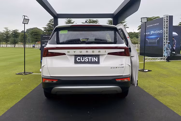 Hyundai Custin sở hữu kích thước nằm giữa Toyota Innova Cross và Kia Carnival. Cụ thể, kích thước dài x rộng x cao của mẫu MPV này lần lượt là 4.950 x 1.850 x 1.734 mm và chiều dài cơ sở 3.055 mm. Xe được định vị dưới Hyundai Staria và xếp trên Stargazer.