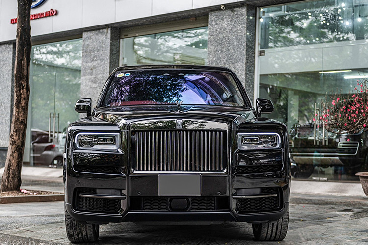 Hiện tại, Rolls-Royce Cullinan có giá bán từ 22 tỷ đến 44 tỷ đồng tại Việt Nam, mức giá này tùy thuộc vào phiên bản, tùy chọn cũng như đời xe và biển số xe. Rolls-Royce Cullinan có thể sẽ mãi không vào đội hình xe SUV hiệu năng cao, đắt đỏ của ông Vũ, nhưng cũng không sao, vì doanh nhân này đang có ý định mang chiếc siêu xe gầm cao Ferrari Purosangue về garage, cũng là máy V12 nhưng mạnh hơn Cullinan nhiều, giá cũng đắt hơn 5 tỷ đến 15 tỷ đồng.