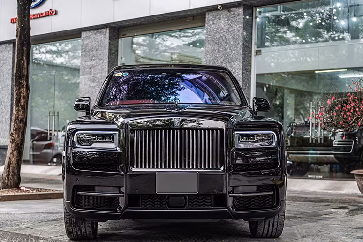 Hiện tại, Rolls-Royce Cullinan có giá bán từ 22 tỷ đến 44 tỷ đồng tại Việt Nam, mức giá này tùy thuộc vào phiên bản, tùy chọn cũng như đời xe và biển số xe. Rolls-Royce Cullinan có thể sẽ mãi không vào đội hình xe SUV hiệu năng cao, đắt đỏ của ông Vũ, nhưng cũng không sao, vì doanh nhân này đang có ý định mang chiếc siêu xe gầm cao Ferrari Purosangue về garage, cũng là máy V12 nhưng mạnh hơn Cullinan nhiều, giá cũng đắt hơn 5 tỷ đến 15 tỷ đồng.