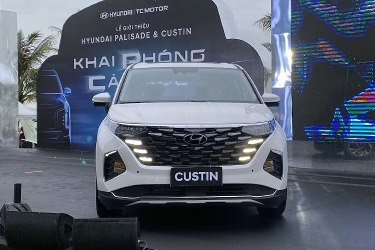 Không chỉ dùng chung khung gầm, Hyundai Custin còn chia sẻ cả phong cách thiết kế với Tucson. Trong đó, phần đầu xe đi kèm lưới tản nhiệt hình lục giác lớn, được bao quanh bởi hai thanh ngang mạ crôm. Đèn LED định vị ban ngày của xe được thiết kế theo phong cách ẩn “Parametric Hidden Lights” giống các mẫu xe Hyundai như Tucson, Creta và Santa Cruz.