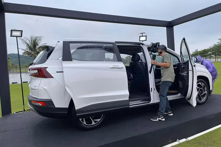 Cũng như những mẫu MPV cỡ trung và cỡ lớn trên toàn cầu, Hyundai Custin sở hữu cửa trượt tự động ở hai bên sườn thay vì kiểu mở cánh thông thường, kết hợp với đèn chiếu sáng bậc cửa giúp việc lên xuống xe dễ dàng, tiện lợi hơn. Trong khi đó, gương chiếu hậu được gắn vào thân xe và cột A mỏng sẽ làm giảm đáng kể điểm mù cho người lái. Mâm xe là loại 17 - 18 inch tùy loại.