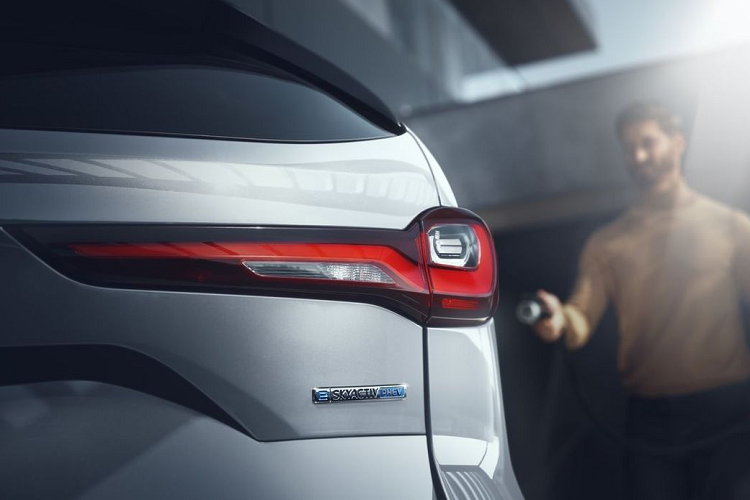 Ngoài ra, Mazda CX-90 mới sẽ bổ sung thêm một màu sơn ngoại thất hoàn toàn mới mang tên Artisan Red. Dự kiến màu sơn này sẽ là trang bị tùy chọn cao cấp của xe. Artisan Red Premium có 3 lớp và được phủ lên thân xe thông qua quy trình có tên Takuminuri, tạm dịch là "sơn màu nghệ thuật".