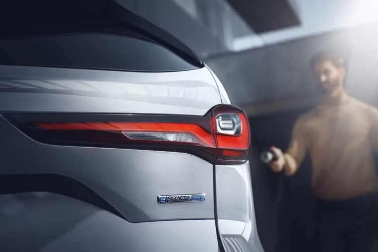 Ngoài ra, Mazda CX-90 mới sẽ bổ sung thêm một màu sơn ngoại thất hoàn toàn mới mang tên Artisan Red. Dự kiến màu sơn này sẽ là trang bị tùy chọn cao cấp của xe. Artisan Red Premium có 3 lớp và được phủ lên thân xe thông qua quy trình có tên Takuminuri, tạm dịch là "sơn màu nghệ thuật".