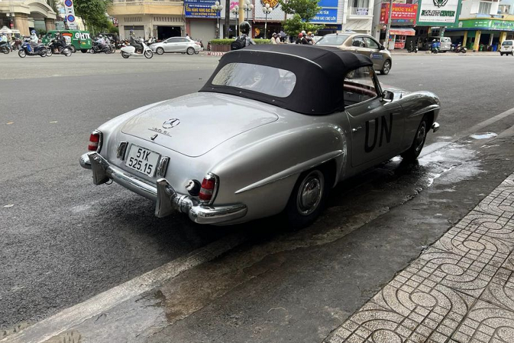 Điểm nhấn trên phần thân của Mercedes-Benz 190 SL không thể không kể đến bộ mui xếp màu đen, có thể mở hoặc gập bằng tay một cách dễ dàng. Ngoài ra, Mercedes-Benz còn cung cấp cho các khách hàng mua 190SL tuỳ chọn mui cứng có thể tháo rời tuy nhiên lại không có được sự cơ động như phần mui xếp.