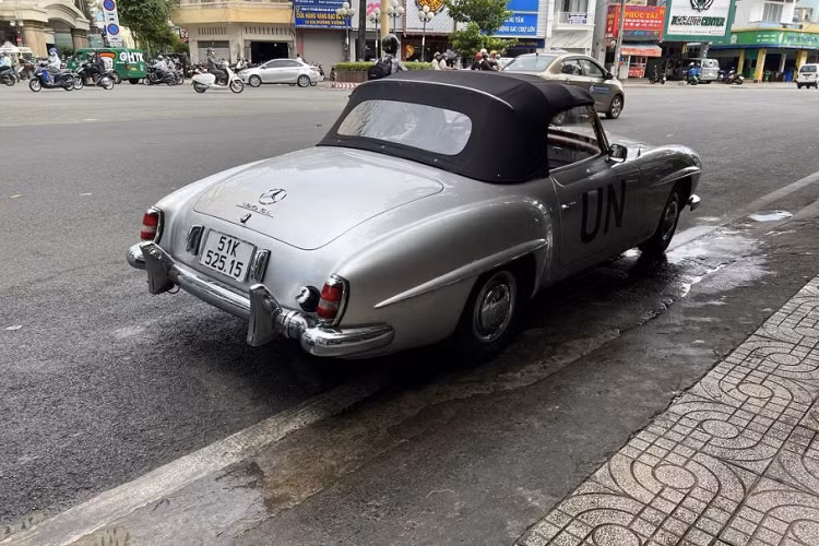 Điểm nhấn trên phần thân của Mercedes-Benz 190 SL không thể không kể đến bộ mui xếp màu đen, có thể mở hoặc gập bằng tay một cách dễ dàng. Ngoài ra, Mercedes-Benz còn cung cấp cho các khách hàng mua 190SL tuỳ chọn mui cứng có thể tháo rời tuy nhiên lại không có được sự cơ động như phần mui xếp.