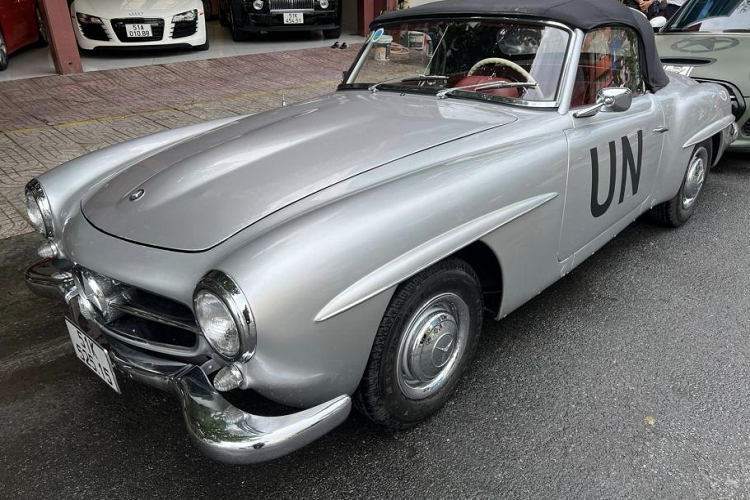 Chiếc Mercedes-Benz 190 SL hơn 60 tuổi này vẫn luôn nổi bật và kiêu sa khi lăn bánh trên đường phố do thiết kế của chiếc xe gần như được bê nguyên từ huyền thoại 300 SL Roadster.