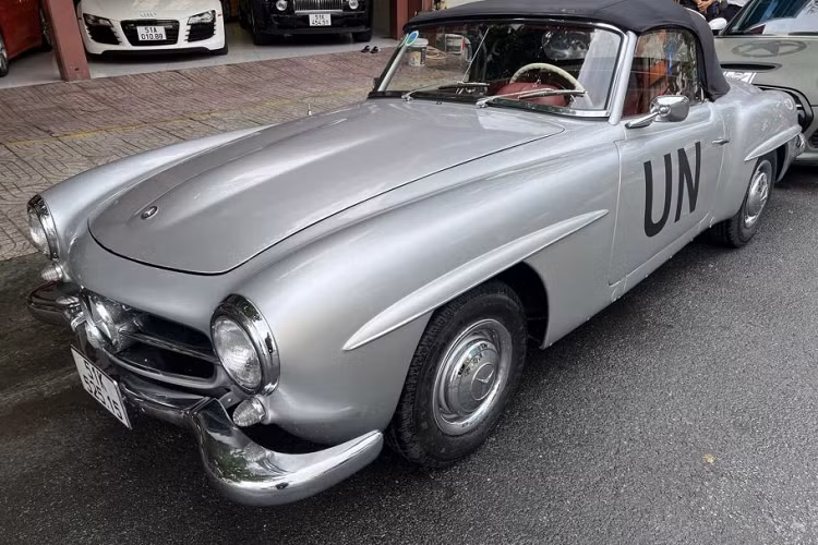 Chiếc Mercedes-Benz 190 SL hơn 60 tuổi này vẫn luôn nổi bật và kiêu sa khi lăn bánh trên đường phố do thiết kế của chiếc xe gần như được bê nguyên từ huyền thoại 300 SL Roadster.