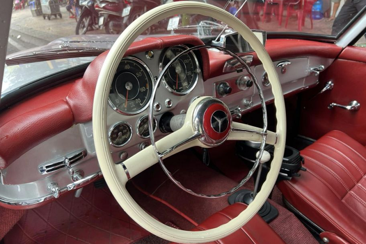 Về nội thất, bên trong nội thất vẫn còn giữ lại sự sang trọng và tinh tế với tông đỏ-bạc nổi bật. Vô-lăng trên xe có dạng 2 chấu đơn giản, ghế ngồi tạo cảm giác khá thoải mái và thảm lót sàn đồng màu nội thất. Phía sau vô-lăng là bảng đồng hồ cơ được bố trí hài hoà, không gây rối mắt cho người lái.