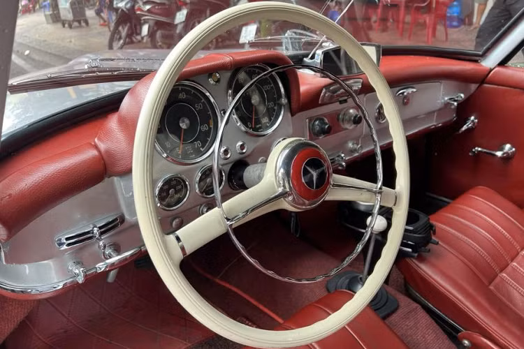 Về nội thất, bên trong nội thất vẫn còn giữ lại sự sang trọng và tinh tế với tông đỏ-bạc nổi bật. Vô-lăng trên xe có dạng 2 chấu đơn giản, ghế ngồi tạo cảm giác khá thoải mái và thảm lót sàn đồng màu nội thất. Phía sau vô-lăng là bảng đồng hồ cơ được bố trí hài hoà, không gây rối mắt cho người lái.