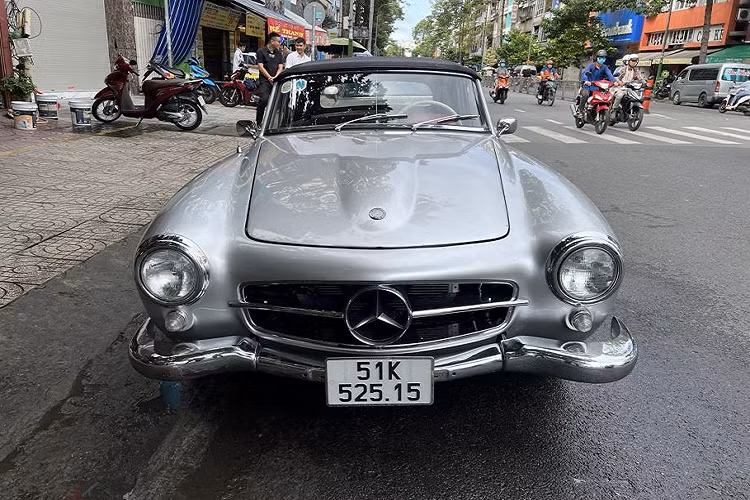Chiếc xế cổ Mercedes-Benz 190 SL của Đặng Lê Nguyên Vũ sở hữu “bộ cánh” màu bạc. Đây là 1 trong 3 màu áo yêu thích trên siêu xe, xe thể thao của ông Đặng Lê Nguyên Vũ đang sở hữu.