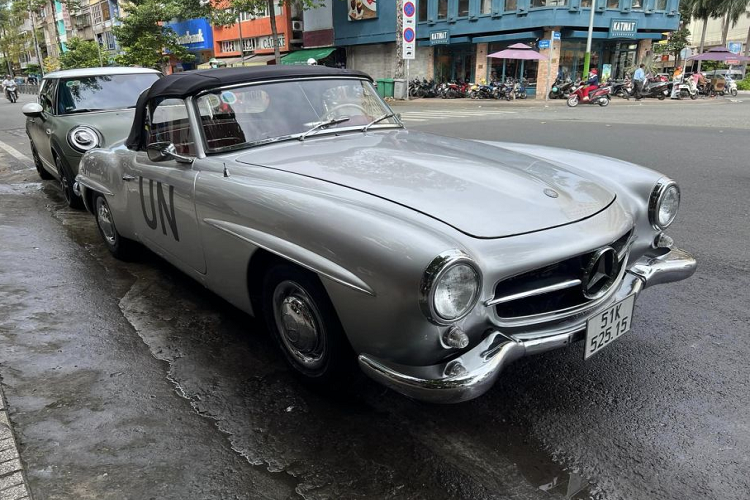 Mới đây, nhiều người không khỏi trầm trồ khi bắt gặp Đặng Lê Nguyên Vũ cầm lái Mercedes-Benz 190 SL trên phố. Xuất hiện lần đầu vào năm 1954, Mercedes-Benz 190 SL được định nghĩa là dòng xe thể thao mui trần giá rẻ, nằm dưới 300 SL Roadster trong dòng sản phẩm của hãng. Hiện tại Mercedes-Benz SLC chính là hậu duệ trực tiếp của mẫu xe này.