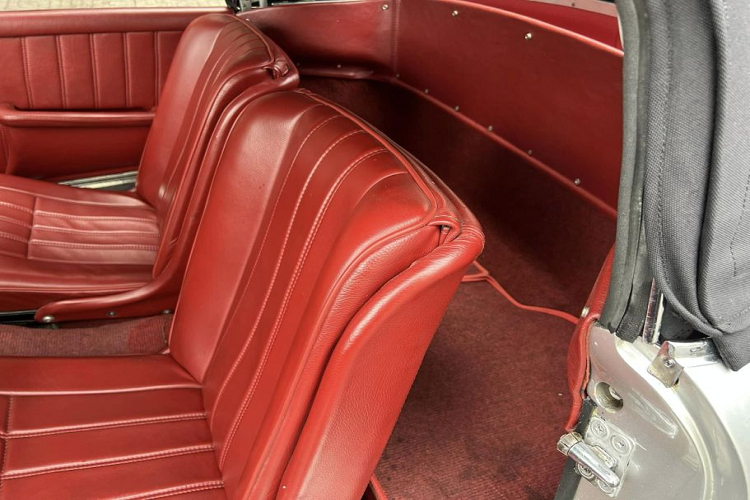 Đa phần các chi tiết bên trong cabin đều được làm từ kim loại tạo cảm giác xa xỉ cho hành khách ngồi trong, khu vực ghế phụ được bổ sung một chiếc đồng hồ cơ và hộc để đồ nhỏ. Khác với những chiếc xe mở kính bằng nút hiện nay thì phần kính của chiếc xe này được mở bằng cơ.