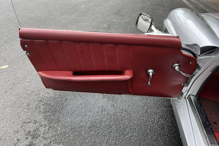 Cũng giống với những chiếc xe khác của “Qua Vũ”, chiếc 190 SL này cũng được trang bị một hộc đựng cà phê riêng được đặt ở bên ghế phụ. Nằm dưới nắp capo của chiếc 190 SL là động cơ 4 xi-lanh thẳng hàng DOHC với dung tích 1,9 lít, sản sinh công suất 104 mã lực và mô-men xoắn 142 Nm, kết hợp hộp số của chiếc xe sử dụng 4 cấp tự động.