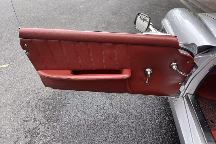 Cũng giống với những chiếc xe khác của “Qua Vũ”, chiếc 190 SL này cũng được trang bị một hộc đựng cà phê riêng được đặt ở bên ghế phụ. Nằm dưới nắp capo của chiếc 190 SL là động cơ 4 xi-lanh thẳng hàng DOHC với dung tích 1,9 lít, sản sinh công suất 104 mã lực và mô-men xoắn 142 Nm, kết hợp hộp số của chiếc xe sử dụng 4 cấp tự động.