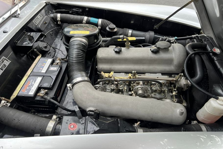 Sức mạnh trên giúp xe có thể tăng tốc từ 0-100 km/h trong vòng 13 giây trước khi đạt đến vận tốc 172 km/h. Thời điểm mới ra mắt, Mercedes-Benz 190 SL có giá bán khoảng 3.998 USD (97 triệu đồng). Sau hơn 60 năm, con số này đã lên khoảng 200.000 USD (4,8 tỷ đồng).